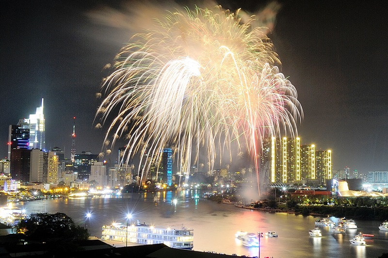 TP Hồ Chí Minh bắn pháo hoa dịp Tết Dương lịch 2021. (Ảnh: Quốc Thanh)