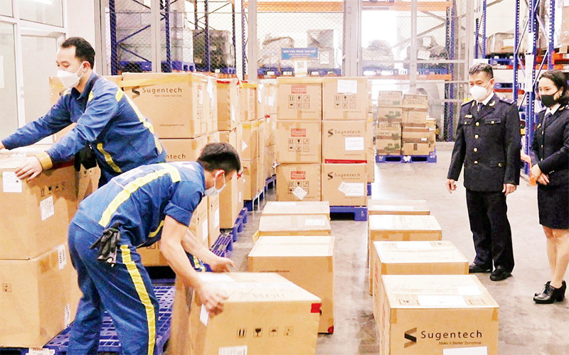Cục Điều tra chống buôn lậu (Tổng cục Hải quan) thu giữ kit test Covid-19 không có chứng từ hợp pháp tại sân bay Nội Bài. (Ảnh Lê Nam)