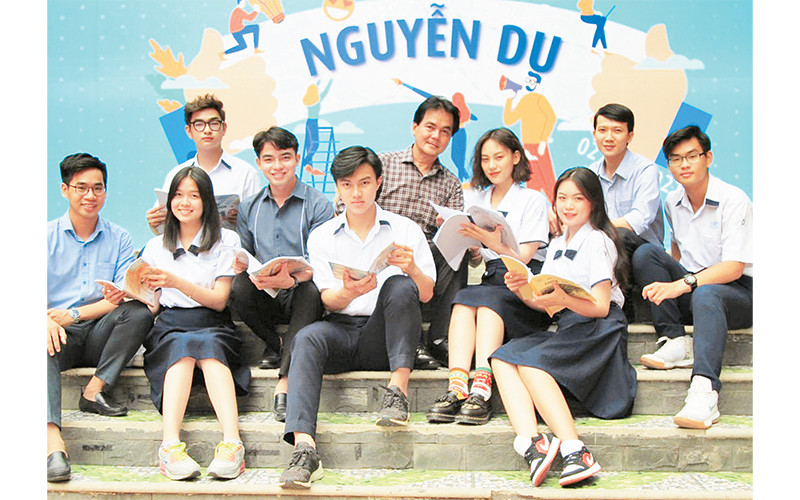 Buổi sinh hoạt ngoài giờ của học sinh Trường THPT Nguyễn Du, quận 10.