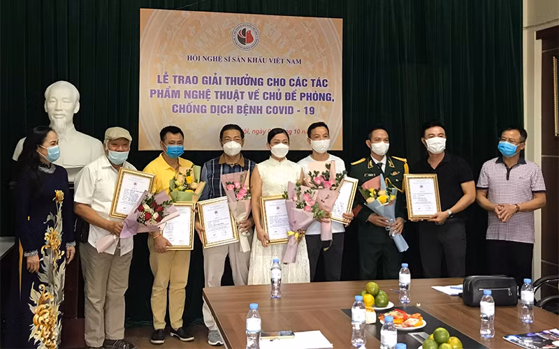 Ban Tổ chức trao thưởng cho các tác giả, nghệ sĩ sân khấu có tác phẩm đạt giải.