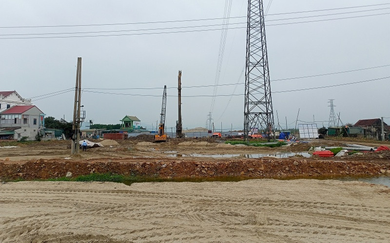 Tập trung di dời hệ thống đường điện cao thế ở nút giao Diễn Cát, huyện Diễn Châu để bàn giao cho nhà thầu thi công trong thời gian sớm nhất.