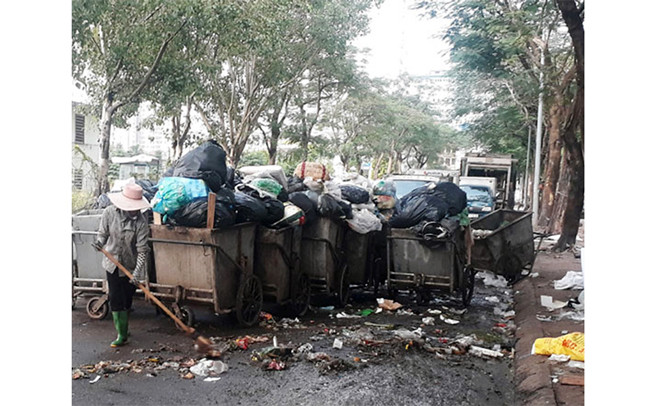 Rác thải ùn ứ tại điểm tập kết rác phía sau Khu liên hợp thể thao Mỹ Đình (quận Nam Từ Liêm, TP Hà Nội). Ảnh: ĐỨC DUY