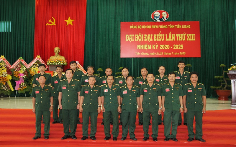 Ban Chấp hành khóa mới cùng Đoàn đại biểu dự đại hội cấp trên ra mắt Đại hội.