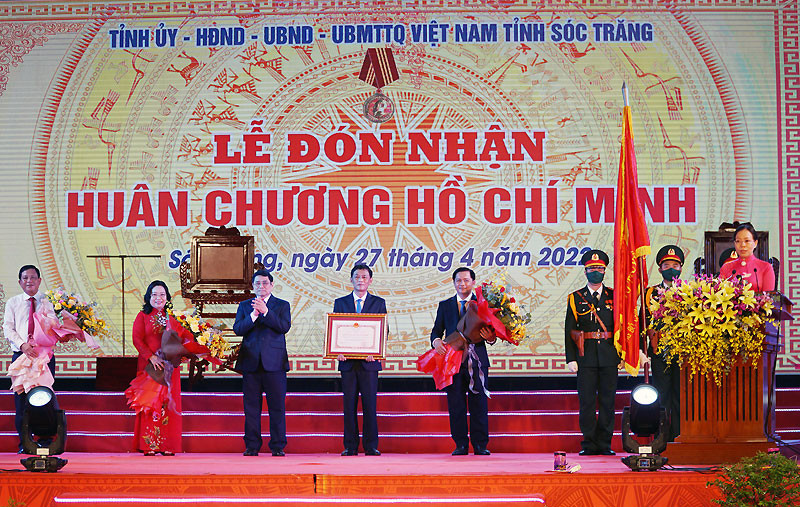Thủ tướng Phạm Minh Chính trao Huân chương Hồ Chí Minh cho Đảng bộ, chính quyền và nhân dân tỉnh Sóc Trăng.