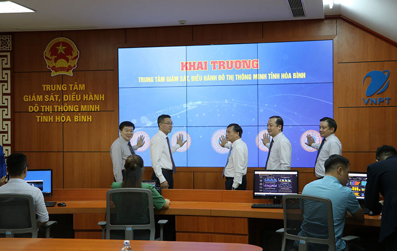 Đại diện lãnh đạo tỉnh Hòa Bình và Tập đoàn VNPT nhấn nút khai trương Trung tâm giám sát, điều hành đô thị thông minh.