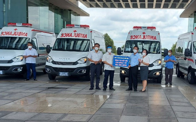 Công ty cổ phần Hưng Thịnh trao 5 xe cứu thương tặng tỉnh Bình Dương.
