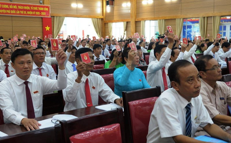 Các đại biểu biểu quyết tại Đại hội.