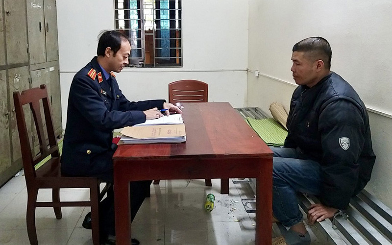 Kiểm sát viên VKSND huyện Tiên Du lấy lời khai của Nguyễn Anh Đức (Ảnh: VKSND Bắc Ninh) 