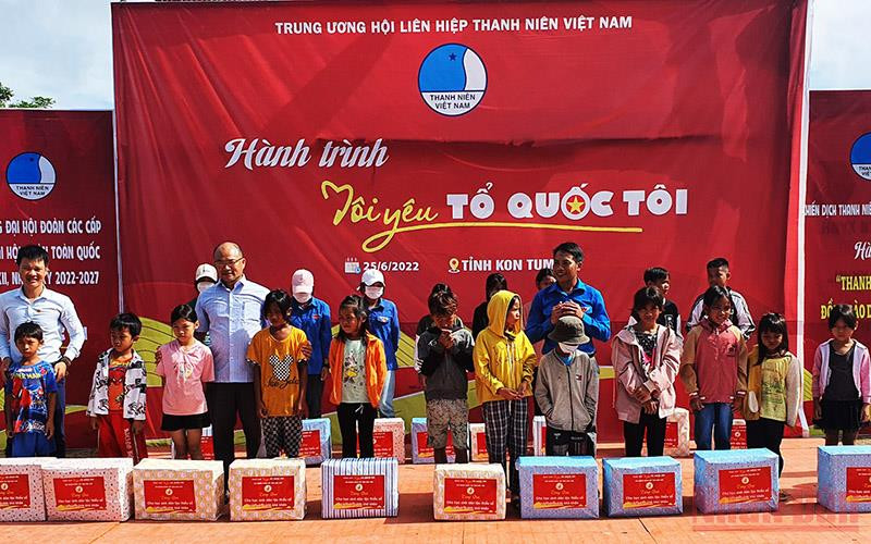 Trao tặng học bổng cho các em học sinh dân tộc thiểu số có hoàn cảnh khó khăn.