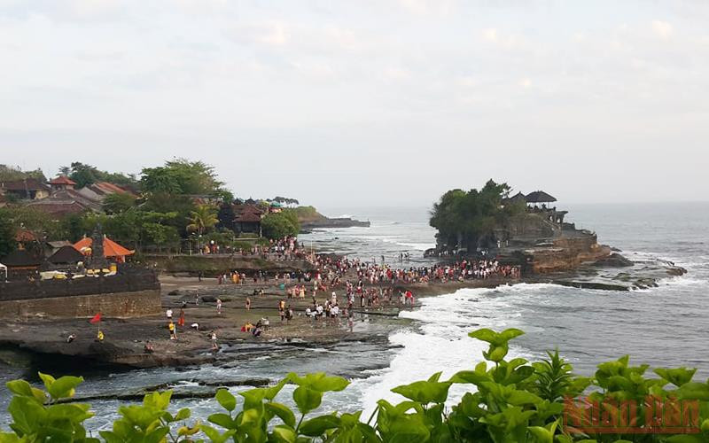 Địa điểm đền Tanah Lot, Bali khi chưa có dịch Covid-19 luôn đông khách du lịch. (Ảnh: T.LINH)