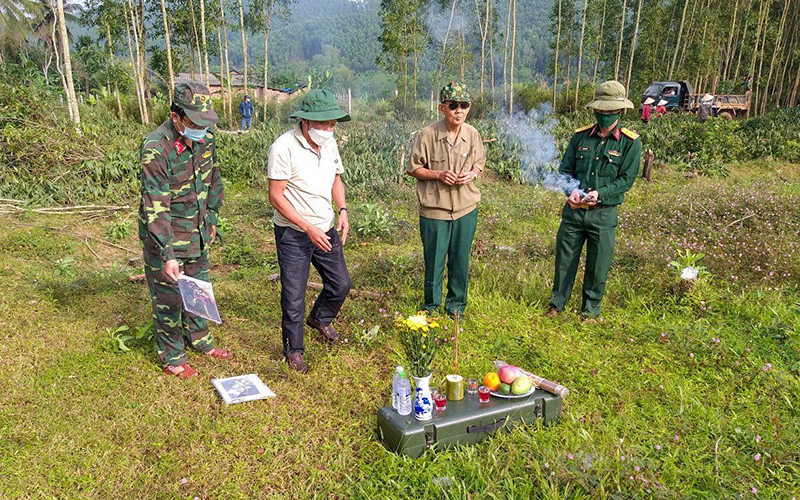 CCB Đặng Hà Thụy (người thứ hai, từ trái qua) đang ở thực địa hố chôn tập thể liệt sĩ ở đồi Xuân Sơn.