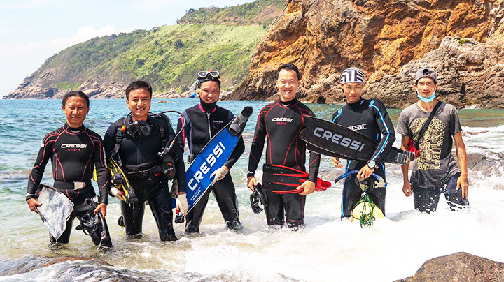 Các thành viên nhóm cứu hộ Sasa.