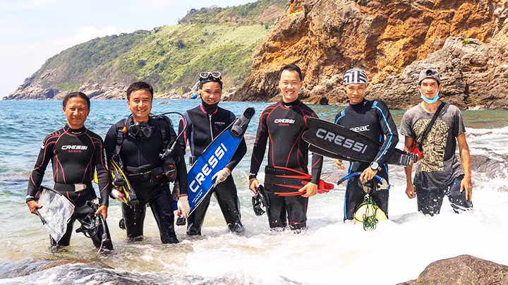 Các thành viên nhóm cứu hộ Sasa.