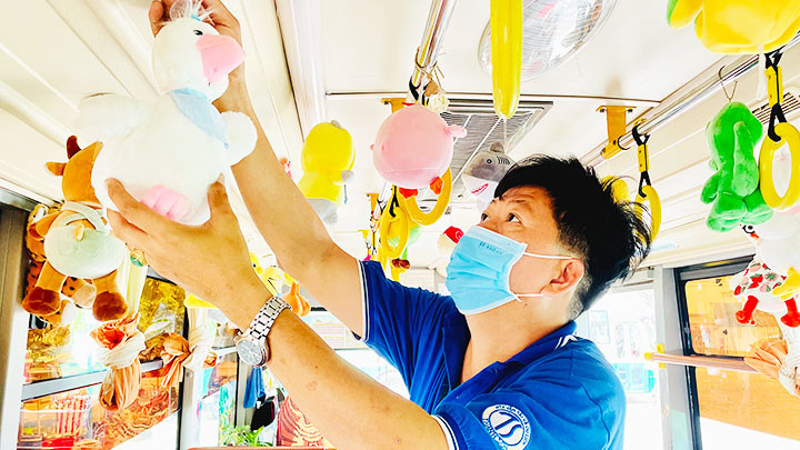 Mỗi tháng anh Phạm Văn Sang bỏ tiền túi trang trí thú lên xe để tặng các bạn trẻ.