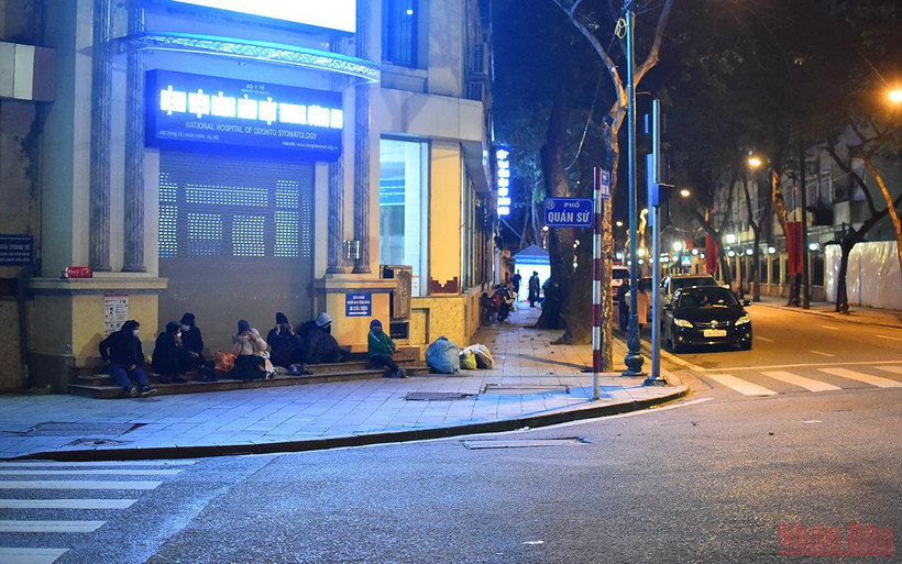 Vẫn còn nhiều những phận người khó khăn đang co mình trong gió rét rất cần sự chung tay, chia sẻ của những hội, nhóm thiện nguyện. (Ảnh: Minh Duy)