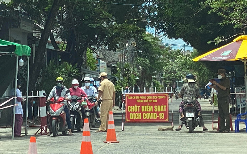 Công an thành phố Tuy Hòa tăng cường kiểm tra, xử lý các vi phạm phòng chống dịch Covid-19 trên địa bàn. 