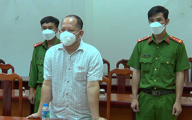 Ông Hồ Hoàng Kiếm, nguyên Giám đốc Ban Quản lý dự án Đông Bắc nghe đọc lệnh bắt tạm giam. Ảnh: HOÀNG GIANG