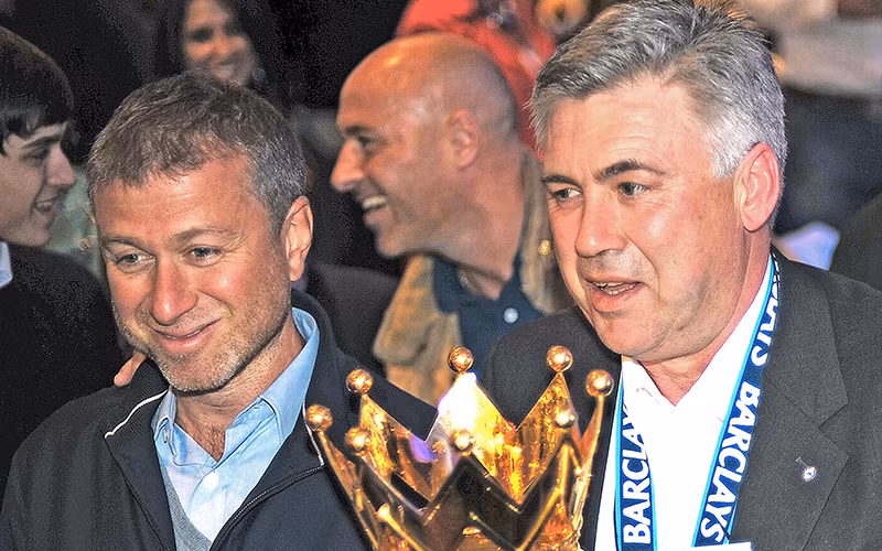 Ancelotti và Abramovich trong lễ ăn mừng chức vô địch Premier League 2009/10. (Ảnh: The Times)