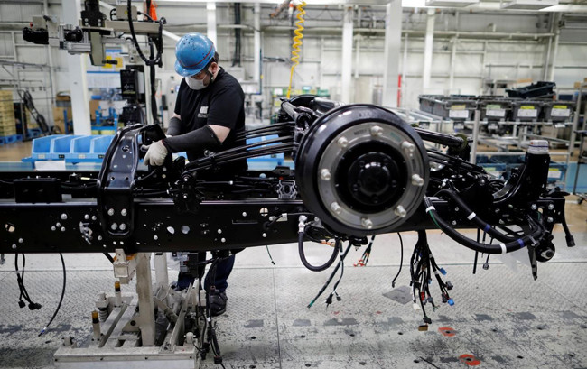 Dây chuyền lắp ráp ô-tô ở Ca-oa-xa-ki, Nhật Bản. Ảnh | ROI-TƠ