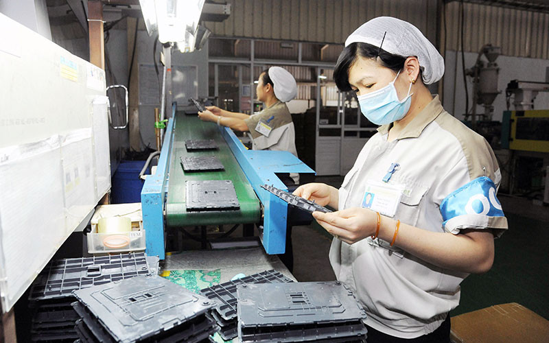 Công nhân Công ty cổ phần Công nghệ Bắc Việt, huyện Quế Võ (Bắc Ninh) sản xuất các thiết bị phụ trợ cho thiết bị điện tử. Ảnh: HÀ THANH 
