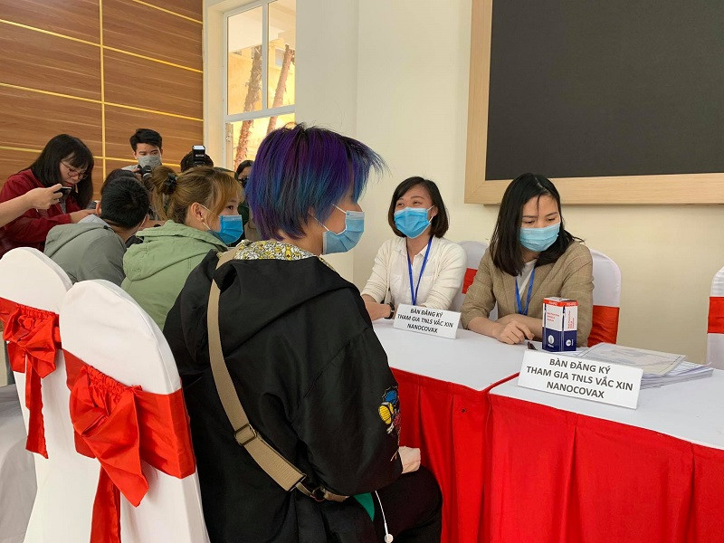 Các tình nguyện viên đăng ký thử nghiệm vaccine phòng Covid-19.