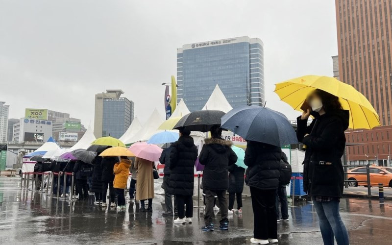 Người dân Seoul xếp hàng chờ xét nghiệm Covid-19 tại 1 điểm xét nghiệm tạm thời ở thủ đô Seoul, Hàn Quốc, ngày 19/3/2022. (Ảnh: Yonhap)