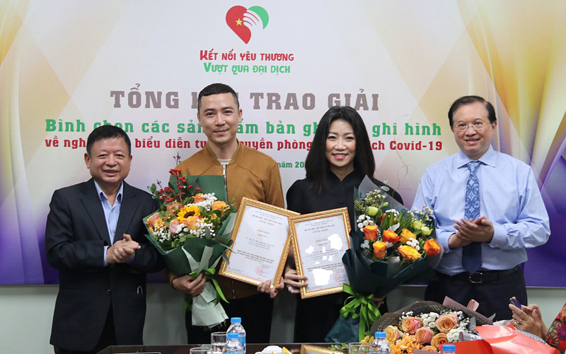 Trao giải Nhất cho các tác phẩm ghi âm, ghi hình nghệ thuật biểu diễn về phòng, chống dịch. Ảnh: Minh Hoàng