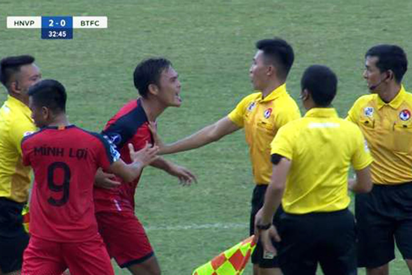Tình huống cầu thủ Ngô Anh Vũ tấn công trọng tài. 