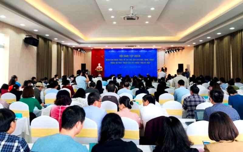 Tập huấn về nâng cao vai trò của văn học, nghệ thuật trong sự phát triển của đất nước thời kỳ mới, tại thị xã Sa Pa, sáng 6-10.