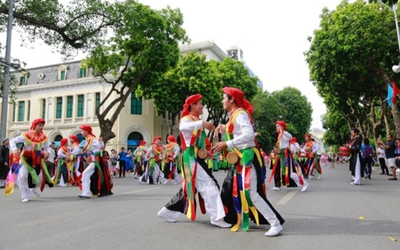 Phố đi bộ quanh hồ Hoàn Kiếm là không gian văn hóa hấp dẫn của Thủ đô.