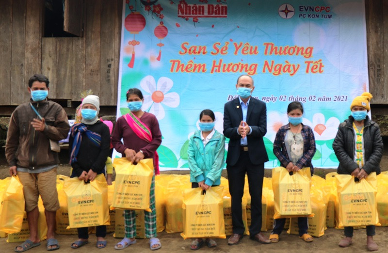 Đồng bào dân tộc thiểu số nghèo trên địa bàn xã Đăk Ring, huyện Kon Plong vui mừng nhận quà Tết Nguyên đán Tân Sửu 2021 nhưng vẫn không quên đeo khẩu trang phòng, chống dịch Covid-19.