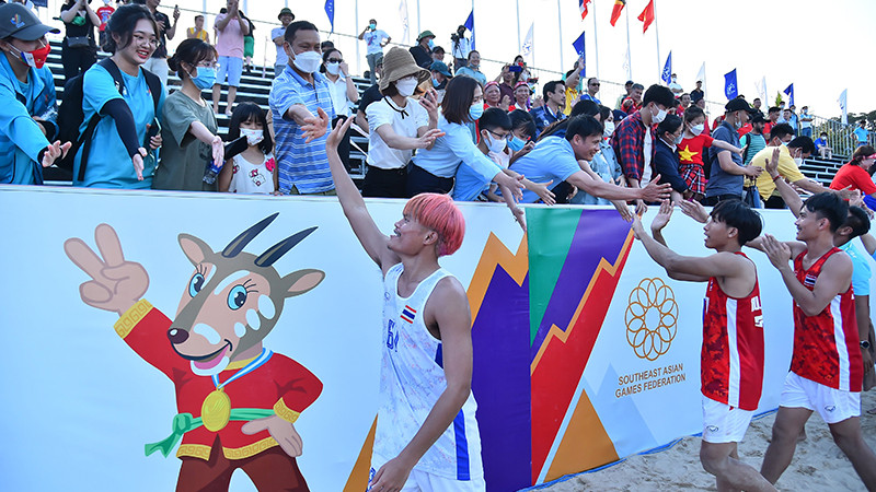 Các cầu thủ đội tuyển bóng ném bãi biển Thái Lan cảm ơn người hâm mộ, tình nguyện viên Quảng Ninh. Ảnh: MỸ HÀ