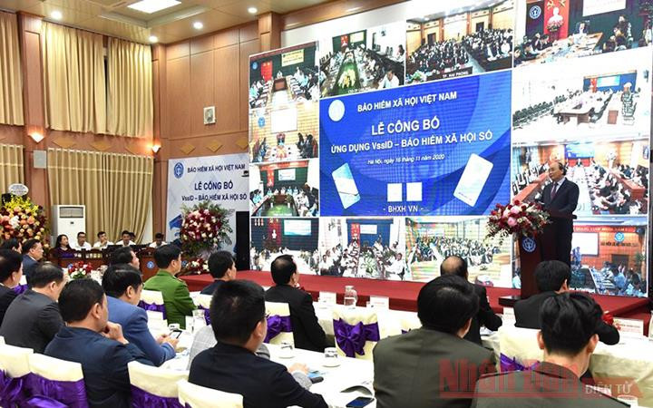 Thủ tướng Chính phủ Nguyễn Xuân Phúc dự lễ công bố ứng dụng “VssID - Bảo hiểm xã hội số” ngày 16-11 (Ảnh: Trần Hải).