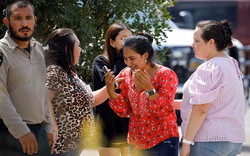 Hình ảnh vụ xả súng đẫm máu tại Trường tiểu học Robb của Mỹ