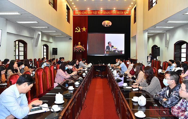 Cán bộ, phóng viên, biên tập viên Báo Nhân Dân tham dự Hội nghị tại điểm cầu Trụ sở Báo Nhân Dân (71 Hàng Trống, Hà Nội). (Ảnh: THỦY NGUYÊN)