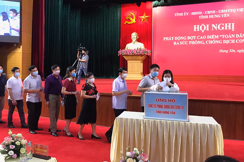 Các cán bộ, công chức, viên chức tỉnh Hưng Yên ủng hộ Quỹ phòng, chống dịch Covid-19.