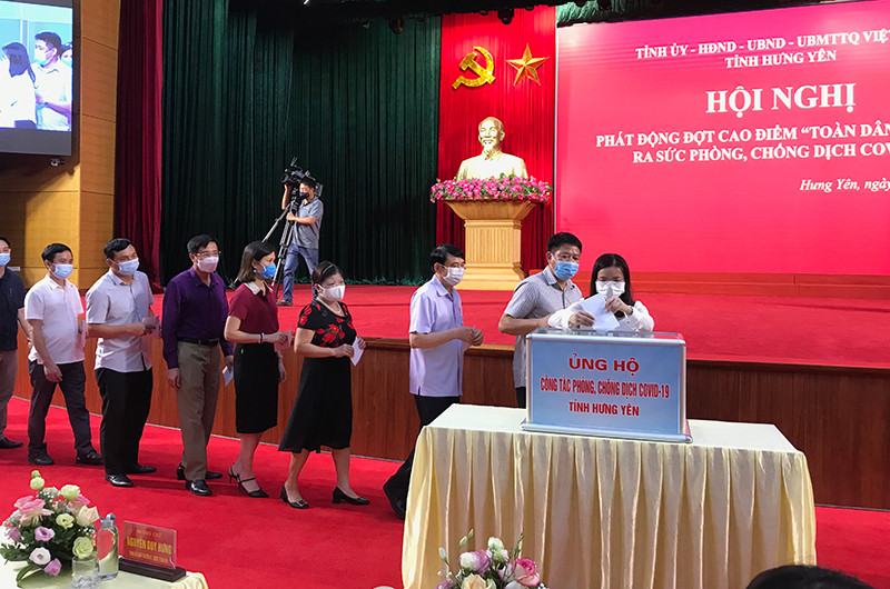 Các cán bộ, công chức, viên chức tỉnh Hưng Yên ủng hộ Quỹ phòng, chống dịch Covid-19.