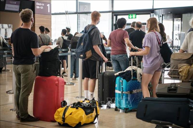 Hành khách tại sân bay Brandenburg, Đức. (Ảnh tư liệu: AFP/TTXVN)