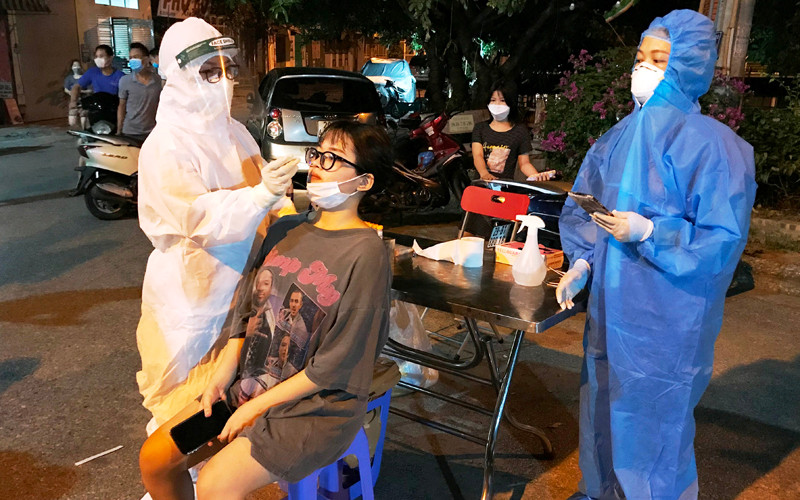 Nhân viên y tế lấy mẫu xét nghiệm tại Hà Nội.