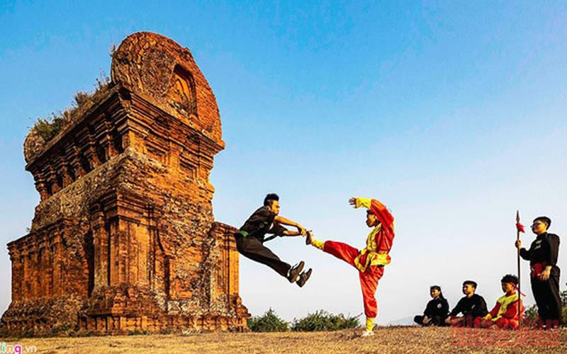 Biểu diễn võ Bình Định.