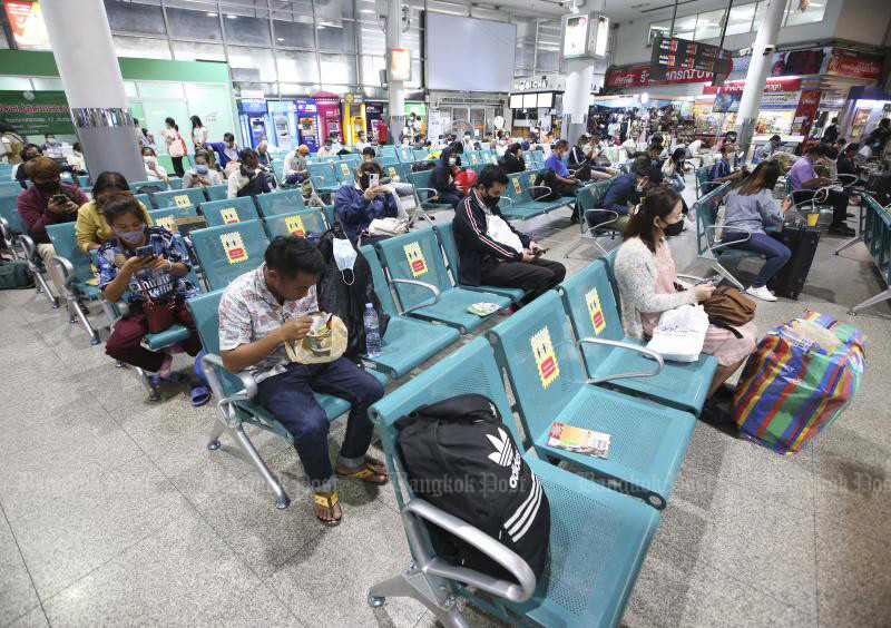Hành khách thực hiện giãn cách xã hội khi chờ xe ở bến xe Mo Chi, Bangkok. (Ảnh: Bưu điện Bangkok)