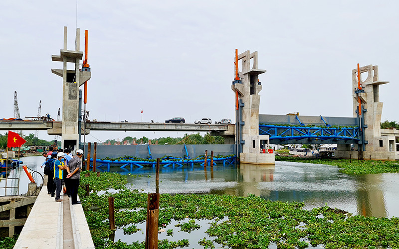 Vận hành đóng cống Cái Bé, ngày 5-2.