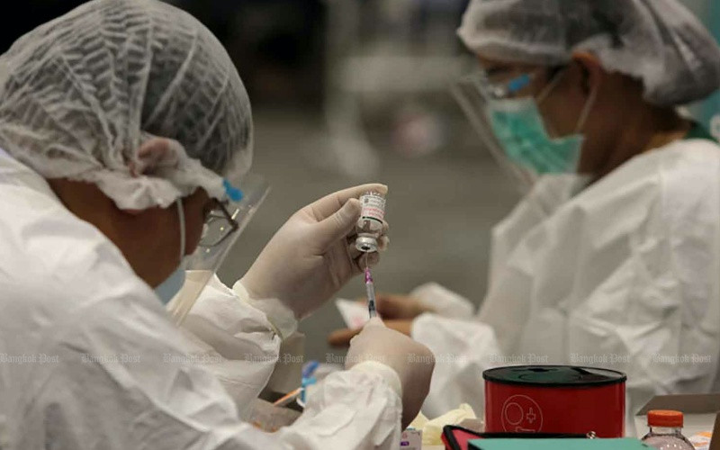 Các nhân viên y tế đang chuẩn bị vaccine phòng Covid-19 để tiêm cho người dân ở tỉnh Nonthaburi. (Ảnh: Bưu điện Bangkok)