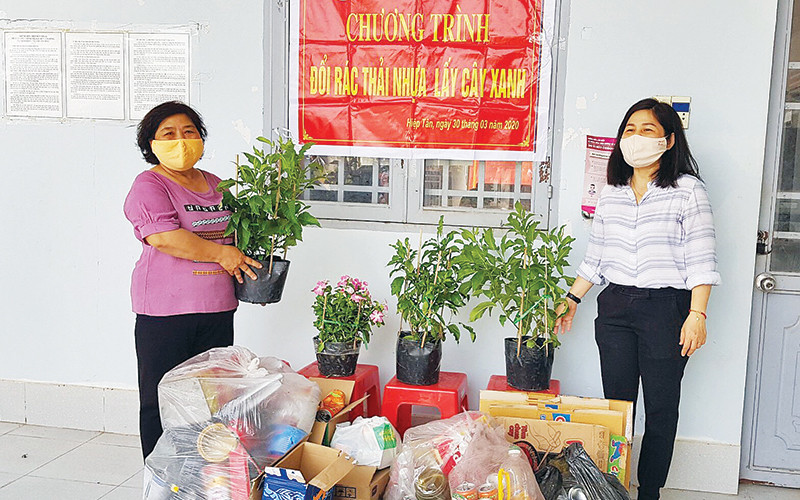 Sáng kiến đổi rác thải nhựa lấy cây xanh của Hội LHPN phường Hiệp Tân (Tây Ninh). Ảnh: BTNO 