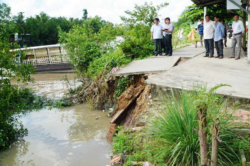 Tuyến đường bê-tông ngang 3m đã bị nước nhấn chìm hàng chục mét.