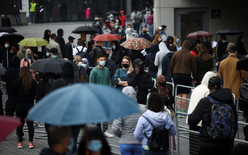 Người dân xếp hàng bên ngoài một trung tâm tiêm chủng lớn dành cho những người từ 18 tuổi trở lên, tại sân vận động Tottenham Hotspur, ở London, Anh, ngày 20-6-2021. (Ảnh: Reuters)