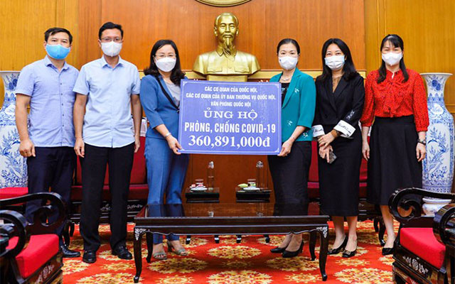 Phó Chủ tịch Ủy ban Trung ương MTTQ Việt Nam tiếp nhận ủng hộ. (Ảnh: Diệp Vinh)