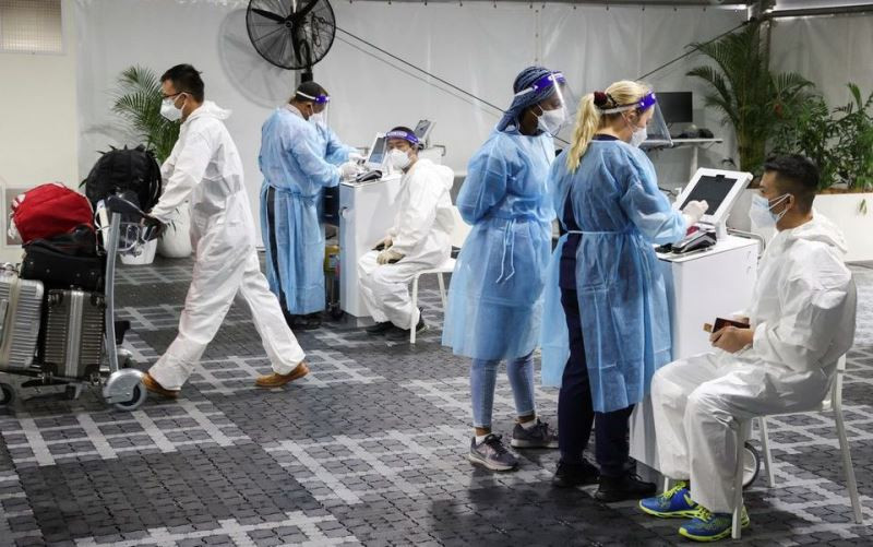 Hành khách xét nghiệm Covid-19 trước khi khởi hành, bên ngoài ga đi quốc tế tại sân bay Sydney, Australia, ngày 29/11/2021. (Ảnh: Reuters)