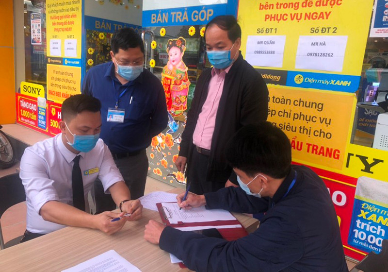 Lực lượng chức năng TP Hạ Long xử phạt cơ sở kinh doanh không tuân thủ các biện pháp phòng, chống dịch Covid-19.