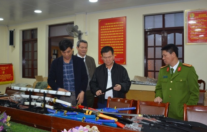 Số vũ khí, công cụ hỗ trợ bị lực lượng công an thu giữ.